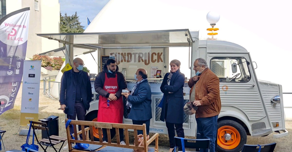 🚍 Première étape du <a href="/FundTruck/">Fundtruck</a> à <a href="/VilledeChartres/">Ville de Chartres</a> ce matin. 

Félicitations à la #startup #Bunqr, finaliste de l'#EureetLoir après avoir pitché devant un jury composé de professionnels, dont #LaPoste, et qui défendra sa place jeudi lors de la finale régionale. 

#innovation