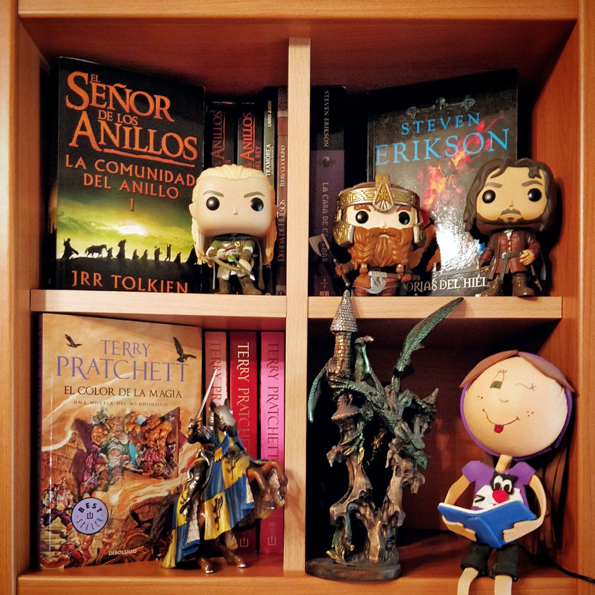 V_Lanay's tweet photo. ¡Feliz día del orgullo friki!

Y para conmemorarlo, una pequeña muestra de libros y figuritas frikis. 🖖

#diadelorgullofriki #díadelatoalla #25demayo #frikada #librosyfiguritas https://t.co/42MaC9Z36z