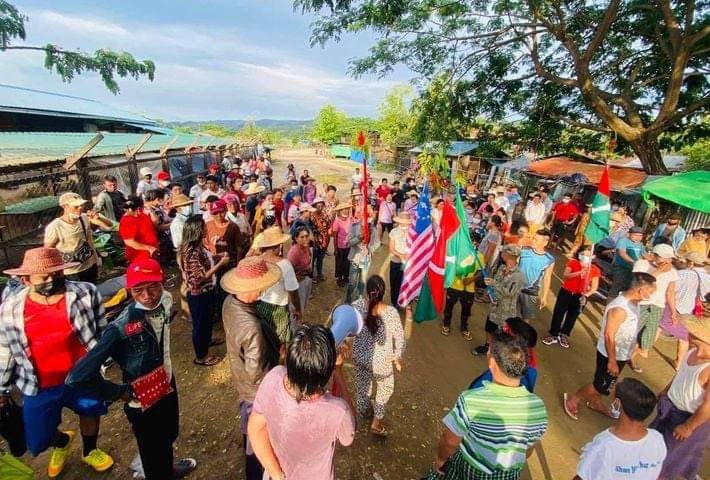 Lay2_474's tweet photo. People from tamakhan, Hpakant, Kachin marched in guerrilla style to strike against dictatorship holding KIA and KIO flags. #May25Coup  #WhatsHappeningInMyanmar https://t.co/mJULhuiq6c