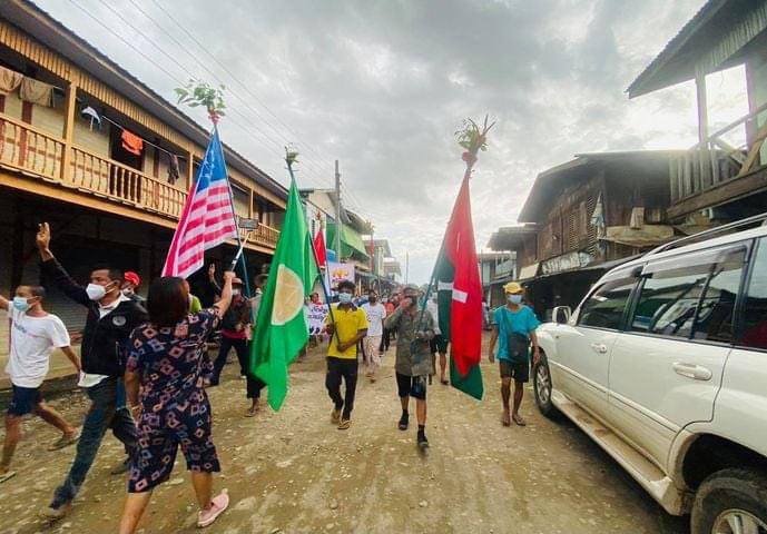 Lay2_474's tweet photo. People from tamakhan, Hpakant, Kachin marched in guerrilla style to strike against dictatorship holding KIA and KIO flags. #May25Coup  #WhatsHappeningInMyanmar https://t.co/mJULhuiq6c