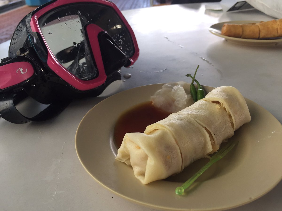 AirinEfferin's tweet photo. Is it just me, or does anyone else love lumpia at Abadi swimming pool in Bandung??? 

#sogood #lumpiabasah #bandung #kolamrenang #localsnack #traditionalfood #lumpia #yummy https://t.co/4SsRuLB5cG