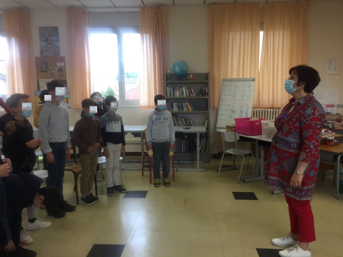 Allard_Ferry's tweet photo. Liaison école collège en chantant. Merci à Mme Buvat pour ce moment plein d’énergie positive qui donne envie. #PoitiersOuest #DSDEN86 https://t.co/MDQewAoN1m