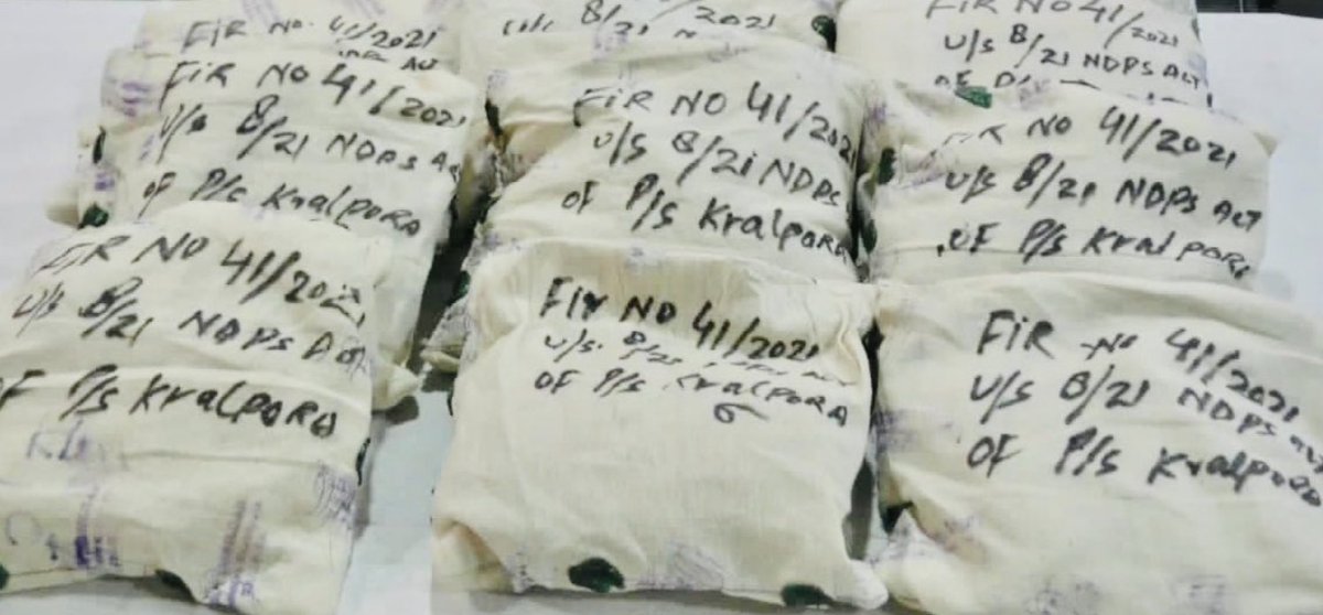 Dapaan_JK's tweet photo. #DarkStoriesOfMilitancy Another #NarcoTerrorModule busted by J&K police in #Kupwara . 8kg Heroin worth Rs 50 Crore seized. These packets of heroin are no less than cluster bombs killing targets where ever they reach. #TerrorFree #DrugFree #Kashmir #KashmirAgainstDrugAbuse https://t.co/YZwm9hbAy7