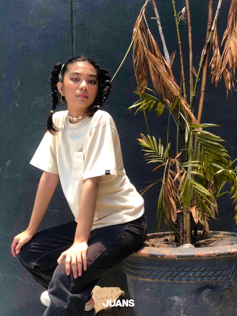 juansph_'s tweet photo. 🌴 𝐉𝐮𝐚𝐧𝐬 𝐒𝐜𝐫𝐢𝐩𝐭 𝐏𝐨𝐜𝐤𝐞𝐭 𝐓𝐞𝐞 “𝐓𝐫𝐨𝐩𝐢𝐤𝐨” | 𝐁𝐮𝐡𝐚𝐧𝐠𝐢𝐧 🌴

Make the most out of summer by rockin’ our first edition of basic pocket tee! This design is an embroidered version of the Simula’s OG Juans script. 

In Frame: Deric Arellano

#Tropiko
#Juans https://t.co/4ByVhn7z1J