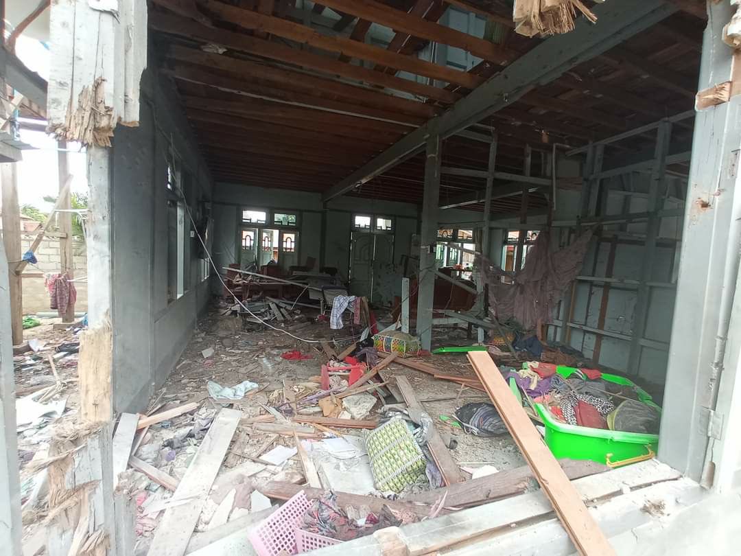 nslwin's tweet photo. DEMOSO, Karenni (Kayah) State:

Two houses in Daw Ngan Khar destroyed as SAC Terrorist Group fired artillery and mortar.

#May25Coup #WhatsHappeningInMyanmar #MilkTeaAlliance https://t.co/GdtE0InYlK