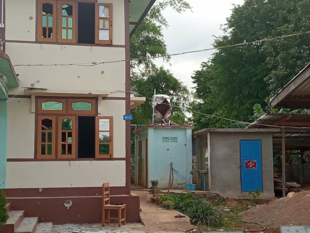DEMOSO, Karenni (Kayah) State:

Two houses in Daw Ngan Khar destroyed as SAC Terrorist Group fired artillery and mortar.

#May25Coup #WhatsHappeningInMyanmar #MilkTeaAlliance