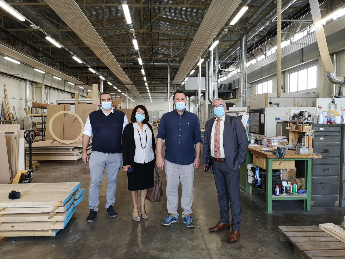 JoseCarlosRRuiz's tweet photo. Vediamo l'alta qualità e lo stile di #MadeInItaly in visita, il #25maggio, a l'azienda #SavioInteriors, di interior design e produttore di mobili, dove ci accoglie il loro GEO #DavideOrsatti. Promuoviamo affari con #Dujo e @MinturCuba. #BridgeEmpresarial #Toscana #Italia #Cuba https://t.co/2vvrqTJO34