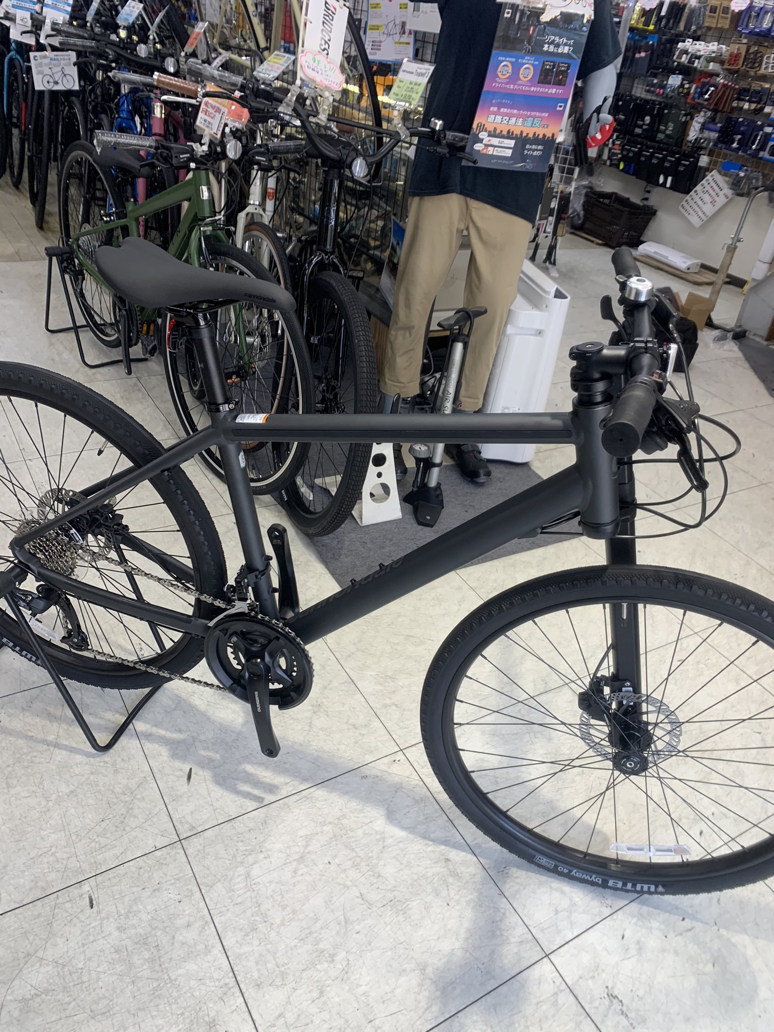 セオサイクル鮫洲店 キャノンデールバッドボーイ 入荷 特徴的な Lefty フォークが目を惹きますが 走りも最高なアーバン バイク クールにアグレッシブに街を駆け抜けてください Sサイズなので170cmくらいまでの方にオススメ クロスバイク Cannondale