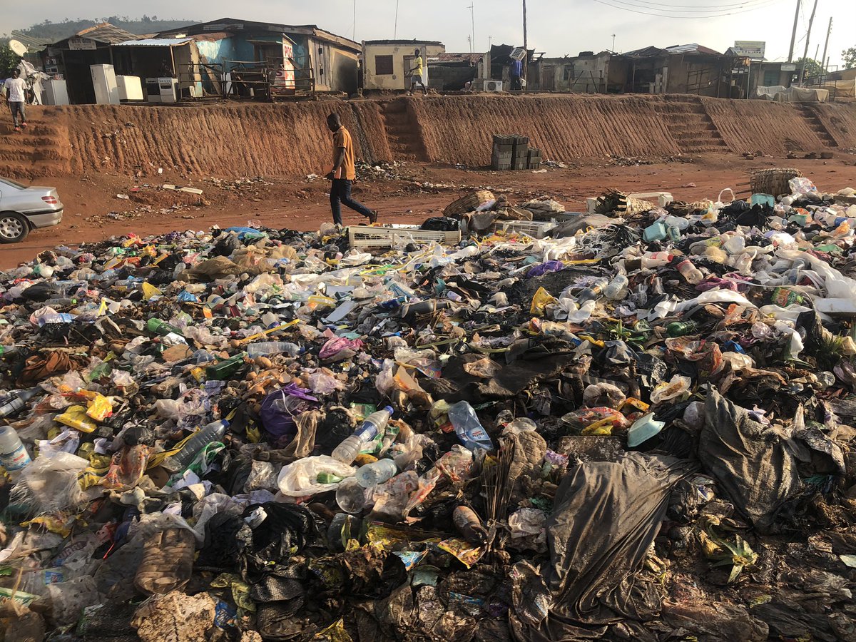 melifew213's tweet photo. Nyanya bustop, service lane from the market enroute old Karu, Do we have FCT minister? Cc @Fmohnigeria @FMEnvng @FCTCofficial @FCTWatch @ReportAbuja #DirtyAbuja #CleanupAbuja #AbujaTwitterCommumity #AbujaFacts #Abuja https://t.co/Tl5TM8Zrta