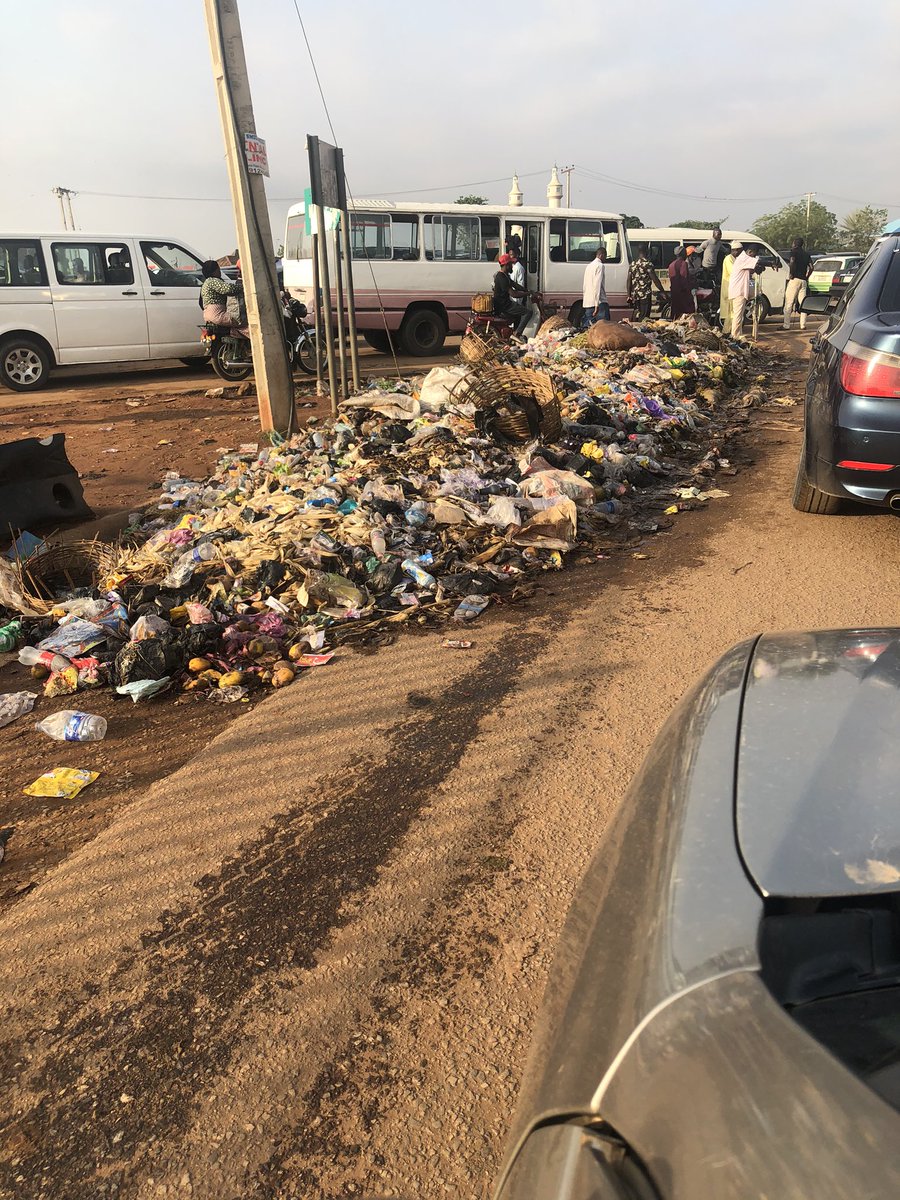 melifew213's tweet photo. Nyanya bustop, service lane from the market enroute old Karu, Do we have FCT minister? Cc @Fmohnigeria @FMEnvng @FCTCofficial @FCTWatch @ReportAbuja #DirtyAbuja #CleanupAbuja #AbujaTwitterCommumity #AbujaFacts #Abuja https://t.co/Tl5TM8Zrta