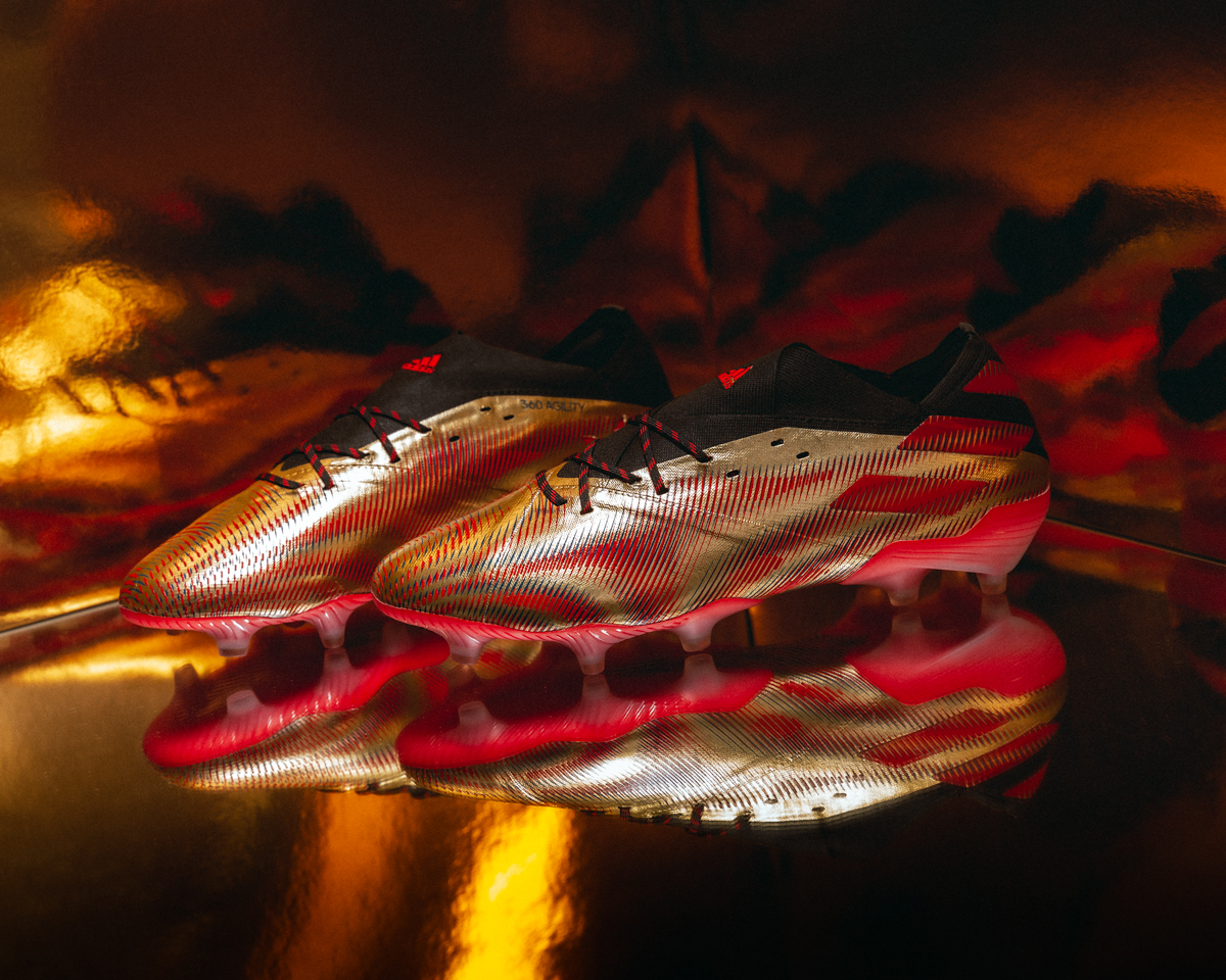 futbolemotion's tweet photo. ๐El Rey, siempre brillando.
@adidasfootball presenta las nuevas botas de Leo Messi, pertenecientes al Shadowpiece Pack.
-
#adidasfootball #LeoMessi #Messi #adidasMessi #NemezizMessi #ShadowpiecePack #FutbolEmotion https://t.co/CjaT6wi8WQ