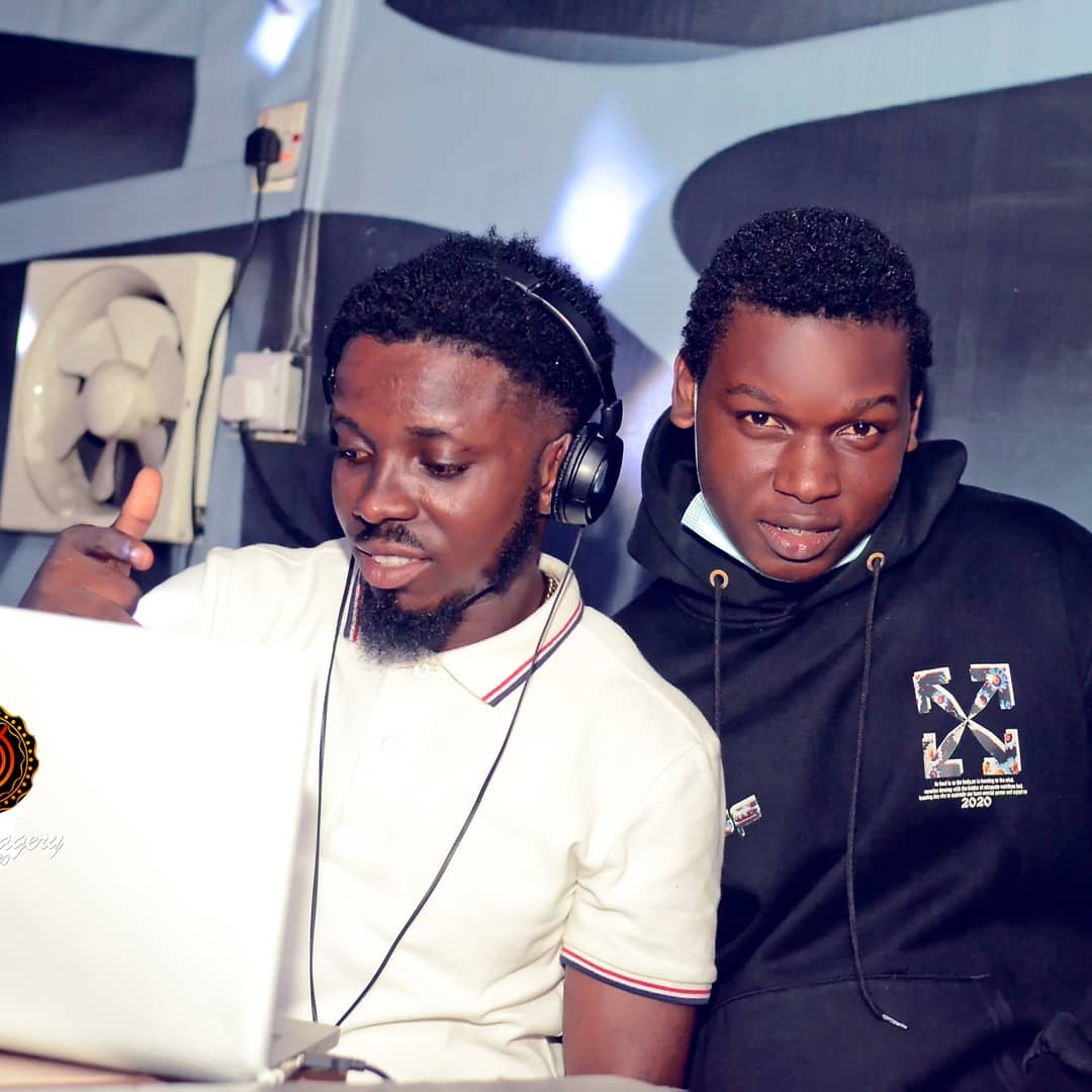 CoolDjDan3's tweet photo. Thank God for good music cos am too good in playing it... Good music only cool Dj Dan say so 
@cooldjdan3    Twitter
#cool Dj_Dan
@mega891fm
@LadyEumukoro 
@jahrockson 
@BarbieRadio 
@SEAofPOUNDs 
@clubgidipez https://t.co/yGF08UyWsk