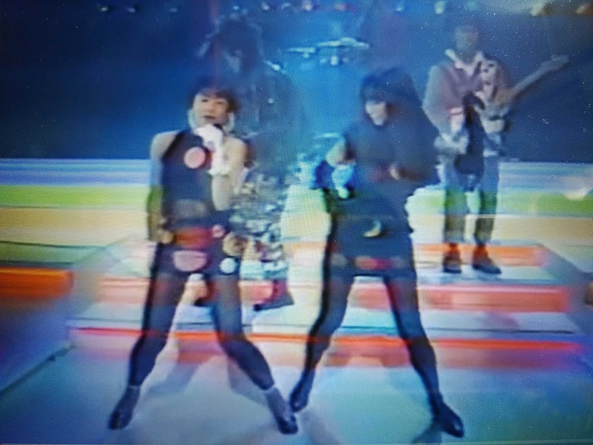 けいきゅんた 小泉今日子 Fadeout 難しいダンスではないけど ターンやピョコピョコ跳ねたり バンドの人達や女性コーラスとの振りのシンクロやサビでの入れ違いなどの一体感 衣装もタイトな超ミニで セクシーさも感じさせられますね T Co