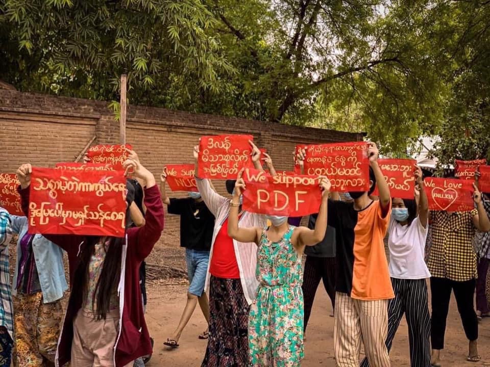 Myanmar_Now_Eng's tweet photo. Locals in Bagan, famous for its stunning landscape filled with pagodas, came out today (May 25) to protest against Myanmar’s military junta. They held signs of support for the National Unity Government and denunciation of informers. 

Photos - CJ

#WhatsHappeningInMyanmar https://t.co/VgoOiKwunj
