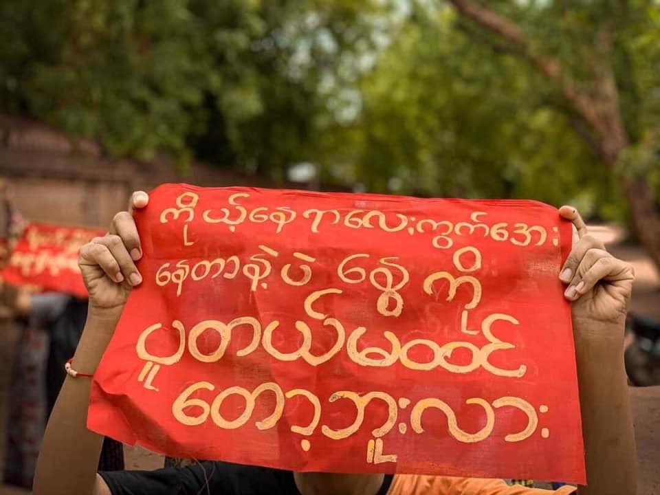 Myanmar_Now_Eng's tweet photo. Locals in Bagan, famous for its stunning landscape filled with pagodas, came out today (May 25) to protest against Myanmar’s military junta. They held signs of support for the National Unity Government and denunciation of informers. 

Photos - CJ

#WhatsHappeningInMyanmar https://t.co/VgoOiKwunj