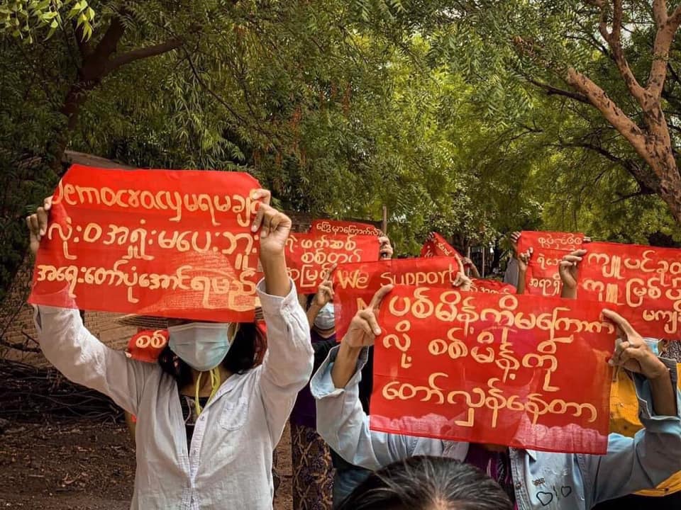 Locals in Bagan, famous for its stunning landscape filled with pagodas, came out today (May 25) to protest against Myanmar’s military junta. They held signs of support for the National Unity Government and denunciation of informers. 

Photos - CJ

#WhatsHappeningInMyanmar