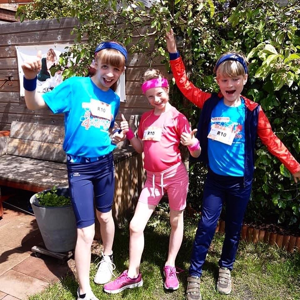 TheRoyalTenDH's tweet photo. IN DE SPO(R)TLIGHT

Sinne, Jade, en Zion, wat een toppers zijn dit zeg! Zij rende dit weekend hun eigen 2Samen Virtual Kidsrun, mét eigen finishlint 🏁

Dankjewel @haijmamarsman voor het insturen van deze leuke foto’s! 📸 

Wil jij ook in de spo(r)tlight komen? Stuur een DM! 📥 https://t.co/zpxwf3E8Bo