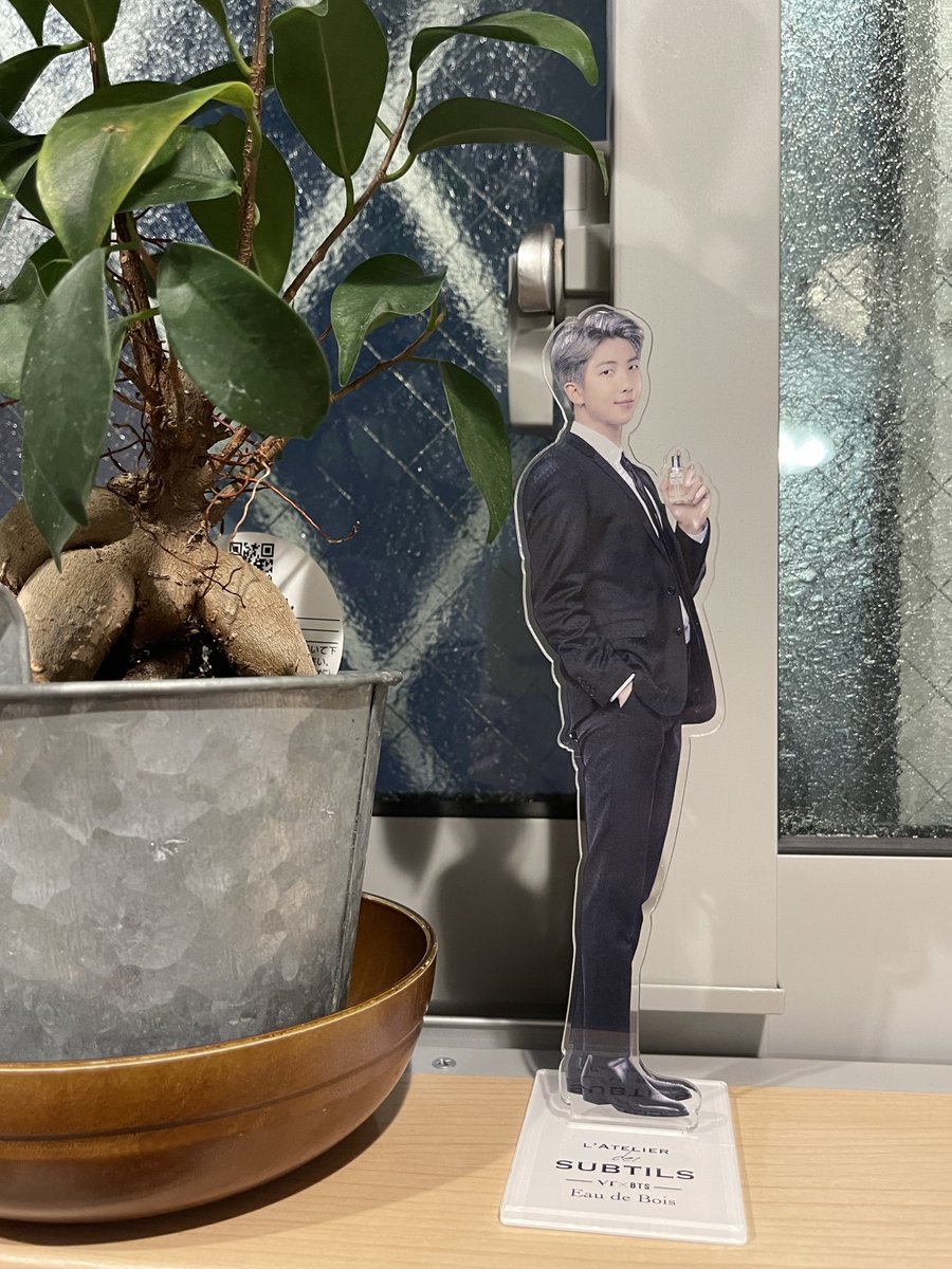randerande7's tweet photo. 으악 드디어 도착했어요. 비행기 타고 오느라 수고했다! 현관 옆 창문에 두고 그때그때 기분에 맞춰서 쓸랍니다💜애기들 아크릴스탠드 완전 ㅠㅠ감사ㅠㅠ 일단은 주니부터 꺼내어 가쥬마루화분옆에 두어봤어요.매일 저기서 절해야할거같아요💜
幸せすぎます💜#bts #vt코스메틱스 #라뜰리에 #SUBTILS https://t.co/RK81FVqa9G