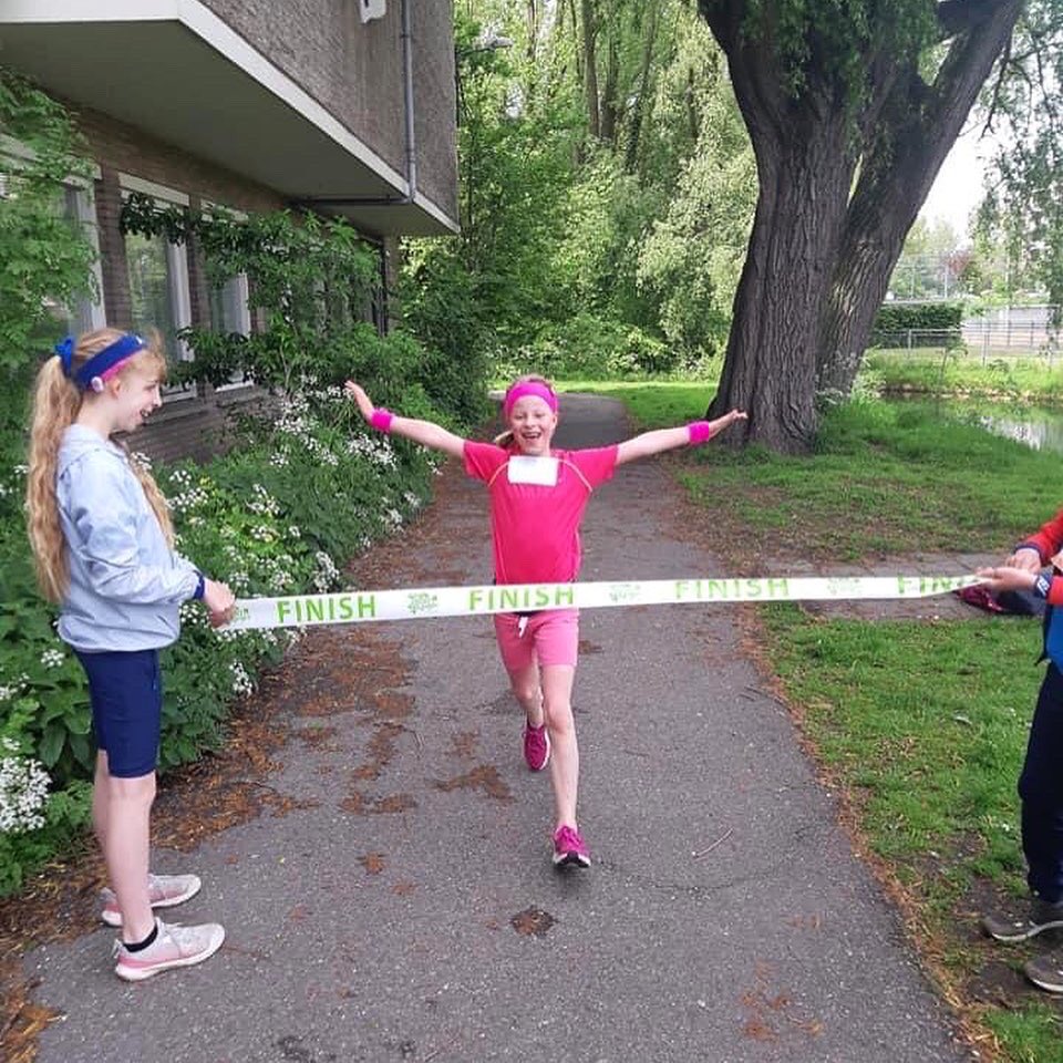 TheRoyalTenDH's tweet photo. IN DE SPO(R)TLIGHT

Sinne, Jade, en Zion, wat een toppers zijn dit zeg! Zij rende dit weekend hun eigen 2Samen Virtual Kidsrun, mét eigen finishlint 🏁

Dankjewel @haijmamarsman voor het insturen van deze leuke foto’s! 📸 

Wil jij ook in de spo(r)tlight komen? Stuur een DM! 📥 https://t.co/zpxwf3E8Bo