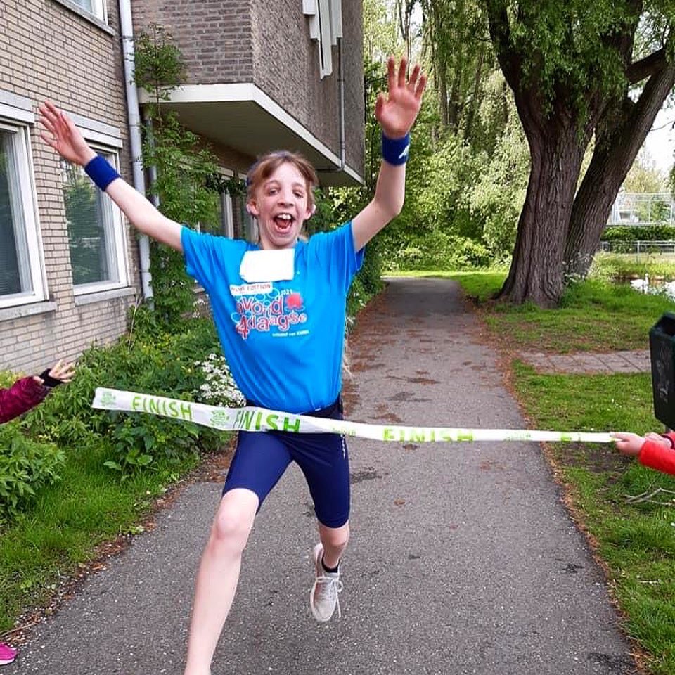 TheRoyalTenDH's tweet photo. IN DE SPO(R)TLIGHT

Sinne, Jade, en Zion, wat een toppers zijn dit zeg! Zij rende dit weekend hun eigen 2Samen Virtual Kidsrun, mét eigen finishlint 🏁

Dankjewel @haijmamarsman voor het insturen van deze leuke foto’s! 📸 

Wil jij ook in de spo(r)tlight komen? Stuur een DM! 📥 https://t.co/zpxwf3E8Bo