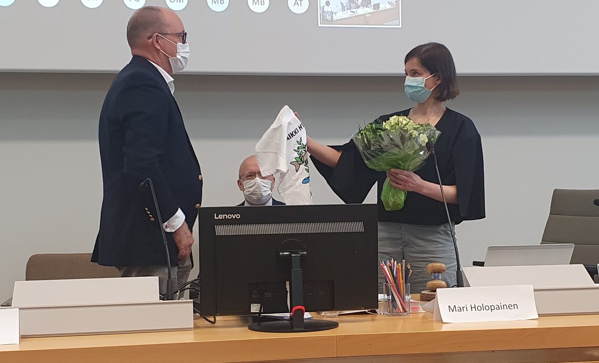 .<a href="/OssiSav/">Ossi Savolainen</a> kiitti maakuntavaltuuston pj:aa <a href="/mariholopainen/">Mari Holopainen</a> panoksesta poikkeuksellisella toimikaudella, joka venyikin arvioitua pidemmäksi. Isoja asioita saatu päätökseen mm. #UusimaaKaava ja liiton strategia. Alkuun työllisti #Uusimaa2019, joka kaatui Sipilän hallituksen myötä.