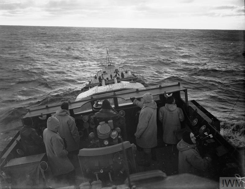 Saw this y'day while looking at #HMSHood images. Polish destroyer #ORPPiorun - later famous for charging German battleship #Bismarck - on patrol, 1940. A good 'first person' sense of the captain's view from the bridge. 

Photo by Lt Coote RN. IWM A 2538 / iwm.org.uk/collections/it…