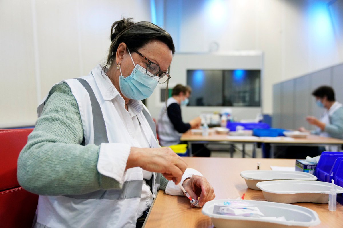 Ook voor iedereen die is geboren in 1969 en 1970 is het zover. Vanaf vandaag kun je een afspraak maken voor vaccinatie bij de GGD. 👉 coronavaccinatie-afspraak.nl