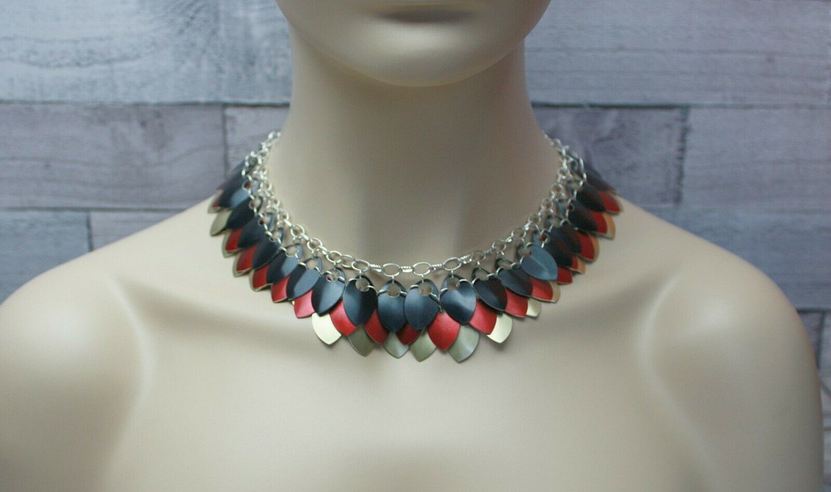 A #handmade scale mail necklace featuring red, black and gold aluminium scales hung from silver plated chain - ideal for #cosplay, as a #fantasy roleplay piece or simply as a striking statement necklace.
ebay.co.uk/itm/4019097184…
#elevenseshour #handmadejewellery #handcrafted