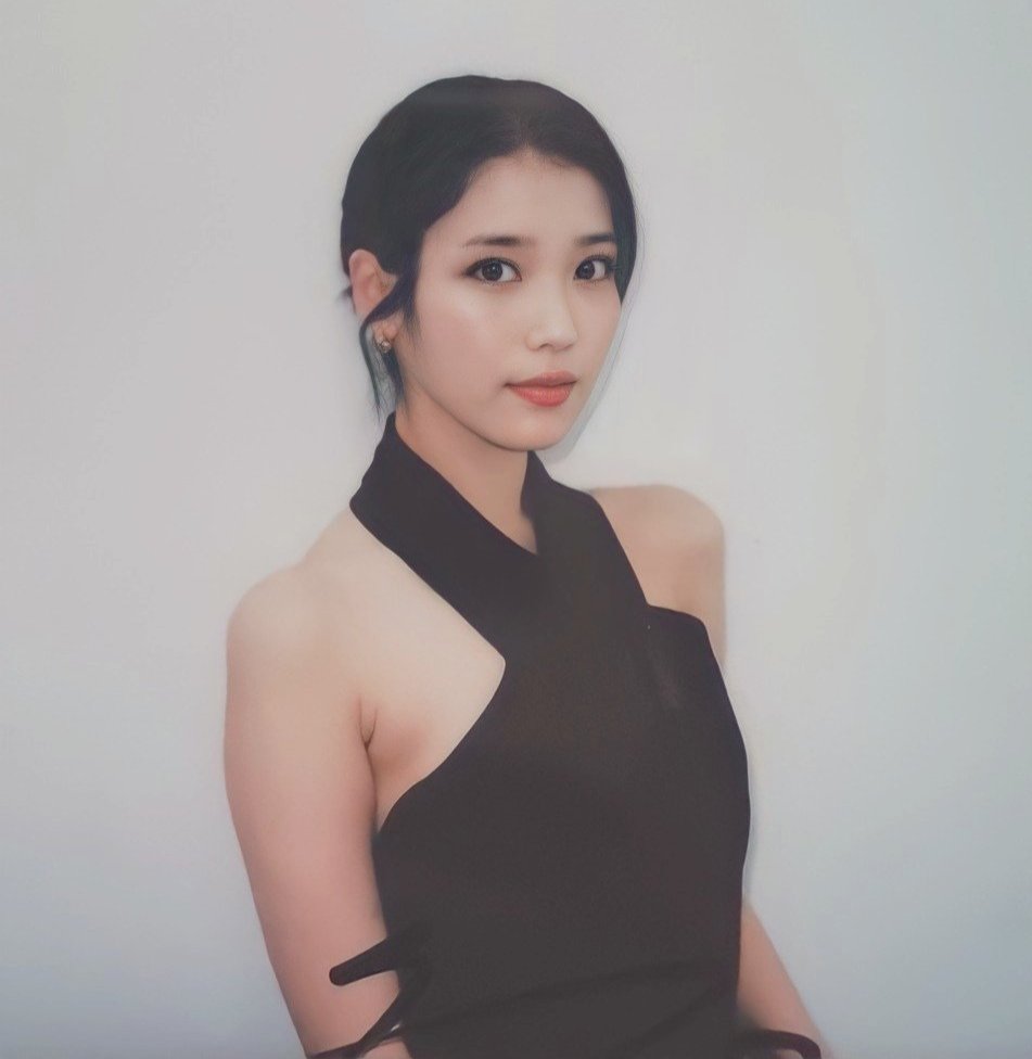 Janeejieun's tweet photo. GHORL OMG THE PRETTIEST!! 😭🖤 https://t.co/DsikvZc87L