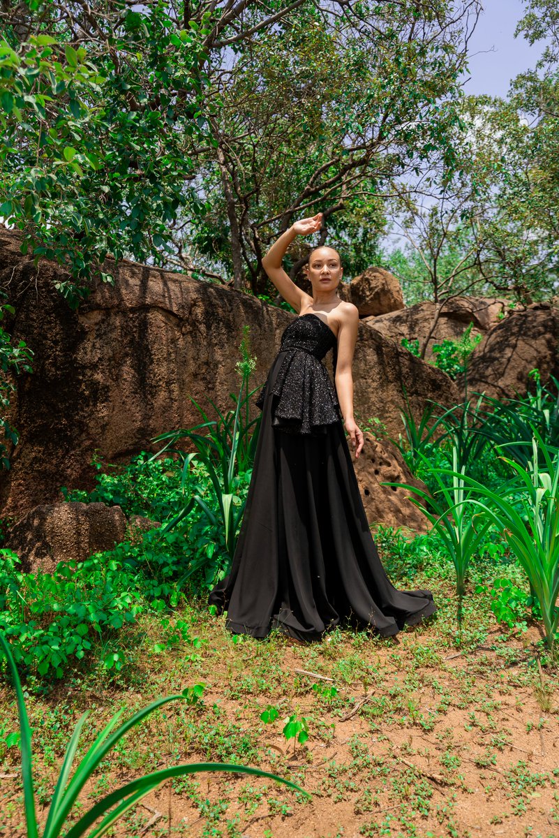 GildedSands's tweet photo. Looking up from eyes of the one the moon loved

📸: @donniedarko98_ 
Model: Nature Inger
Creative Director: @kkolkes https://t.co/z690meTnr6