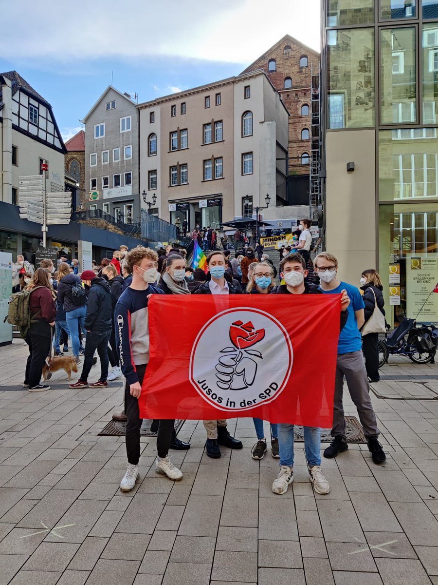 NDresselmann's tweet photo. Zusammen mit @TimSchoolmann und den @jusosmilk stand ich vor zwei Wochen auf der Demo #mindengegenrechts um ein Zeichen gegen #Nazis und #Coronaleugner zu setzen. 
Die Demo findet jeden Montagabend auf dem Rathausplatz in Minden statt !🚩🌹 https://t.co/k8NSsQE5ox