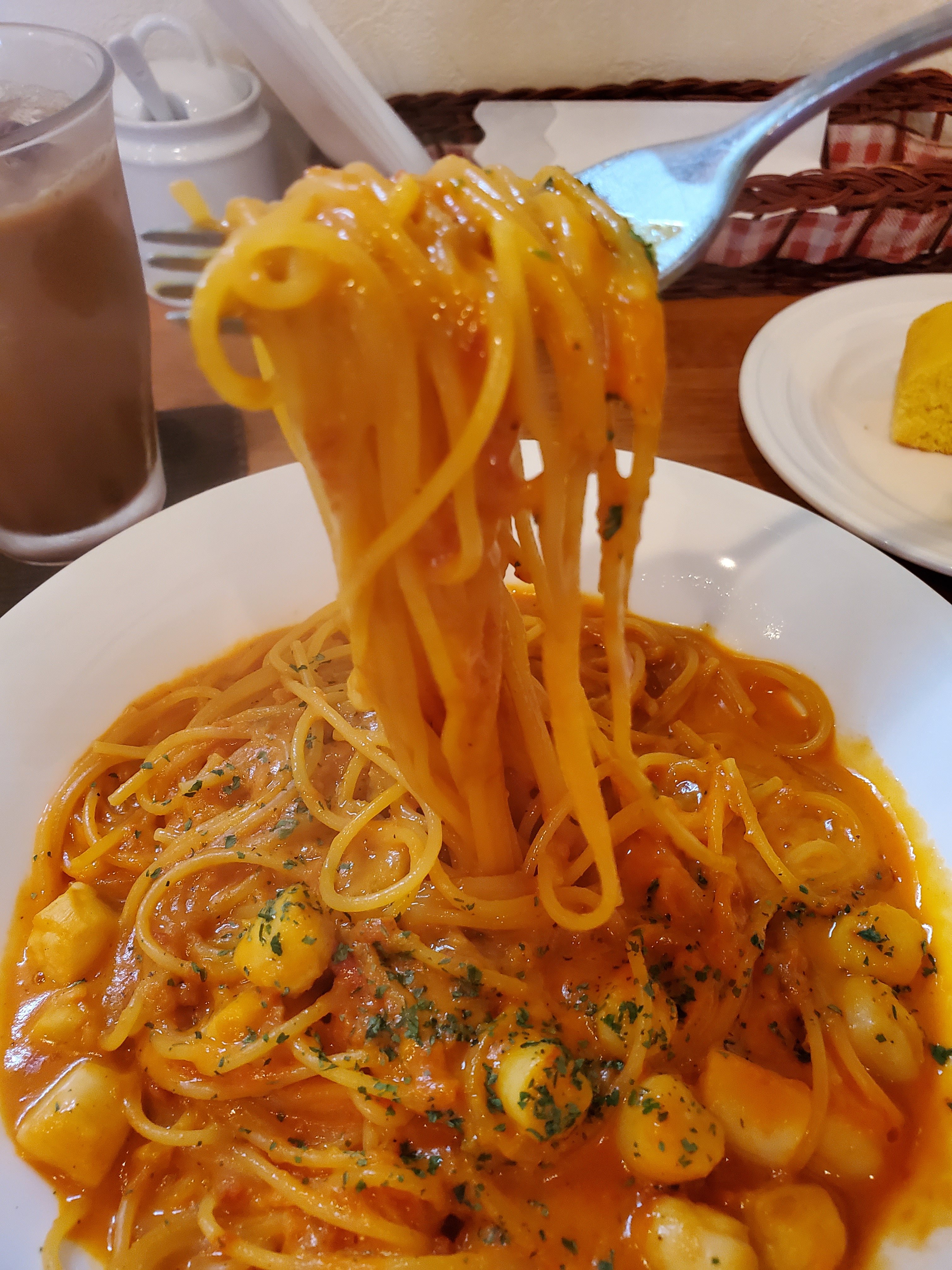 ハカイダー 沖縄市海邦のカフェカーザで ホタテウニソースパスタ メニューも豊富でよい店です T Co Hdagawq4fc Twitter