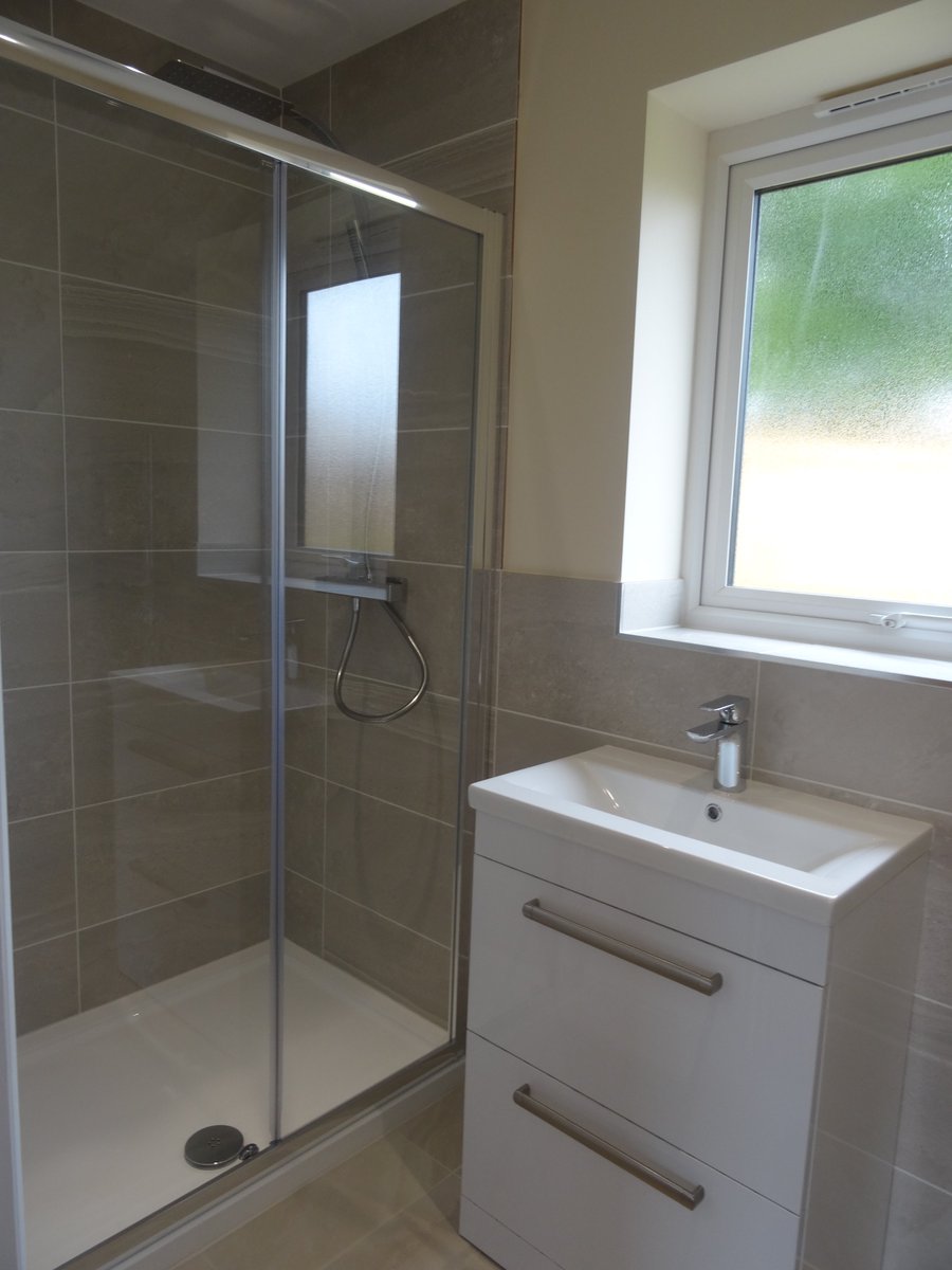 So pleased to be able to handover keys today for this lovely new home.  We welcome the new owners to beautiful Norfolk.  #shoplocal  <a href="/Adcocks_Watton/">Adcocks</a>  @CutstoneNorfolk   #RowlingHomes #buildingnewcommunities