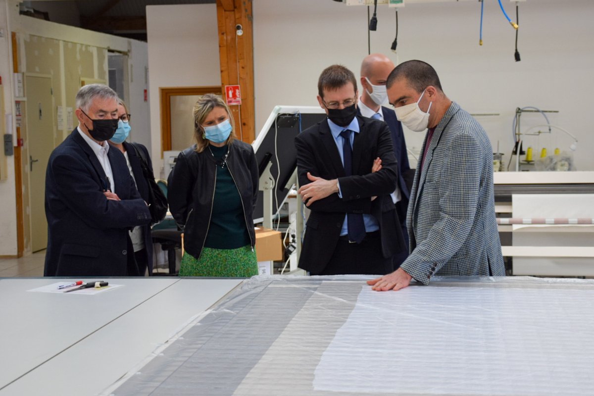 #FranceRelance
Philippe COURT, préfet du #Calvados et Nathan DE LARA, sous-préfet à la relance, rencontrent les équipes de <a href="/LINportant/">LINportant</a>, société Coopérative d’Intérêt Collectif, usine de fabrication industrielle de tee-shirts en #lin biologique.