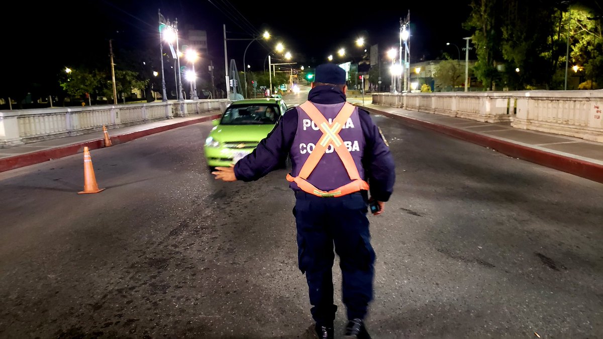 leoguevara80's tweet photo. #AHORA #Cordoba endurecen los controles en los puentes para evitar circulación por las marchas anunciadas por la tarde. Desde policia evalúan poner más retenes para evitar amontonamientos. También se controlan a los pasajeros del traslado urbano. Movil @radiomitrecba. https://t.co/Wzx2848ZIX