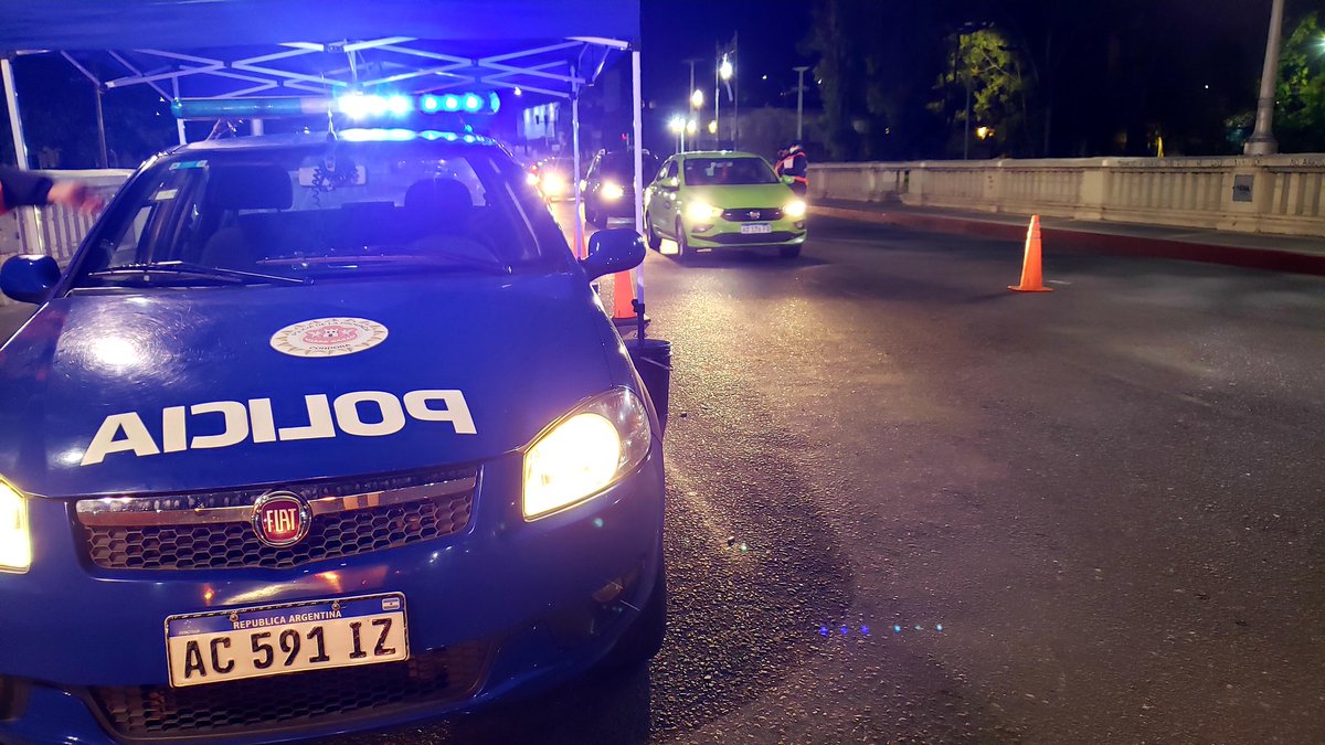 leoguevara80's tweet photo. #AHORA #Cordoba endurecen los controles en los puentes para evitar circulación por las marchas anunciadas por la tarde. Desde policia evalúan poner más retenes para evitar amontonamientos. También se controlan a los pasajeros del traslado urbano. Movil @radiomitrecba. https://t.co/Wzx2848ZIX