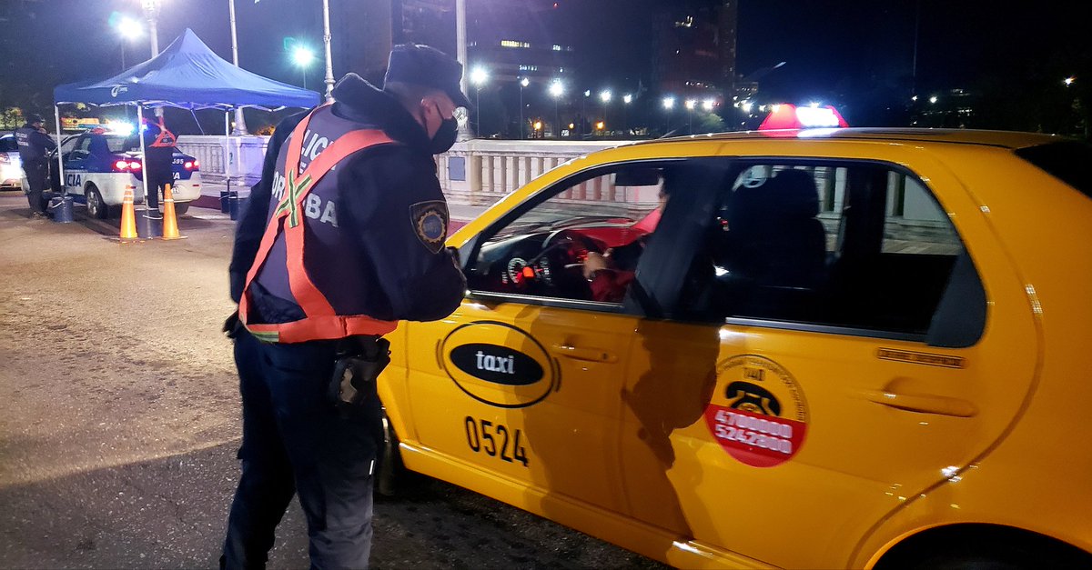 leoguevara80's tweet photo. #AHORA #Cordoba endurecen los controles en los puentes para evitar circulación por las marchas anunciadas por la tarde. Desde policia evalúan poner más retenes para evitar amontonamientos. También se controlan a los pasajeros del traslado urbano. Movil @radiomitrecba. https://t.co/Wzx2848ZIX