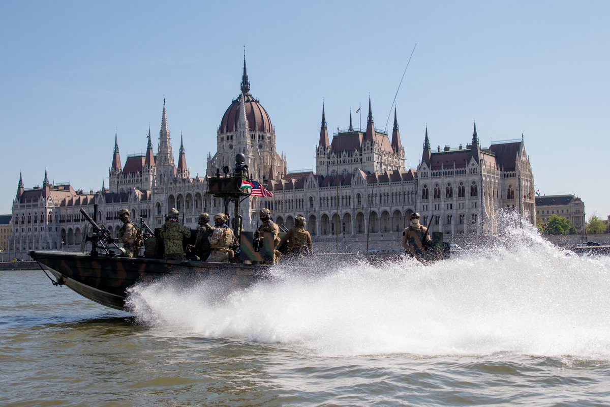 US_SOCEUR's tweet photo. #HUNSOF 🇭🇺 leads the way during #BlackSwan21 for #Austria, #Croatia, #Slovakia, #Slovenia, and the #UnitedStates! Hungarian Special Operations Forces and Naval Special Warfare show off the lethal capabilities of the Special Operations Craft-Riverine (SOC-R) in #Budapest! https://t.co/1QNKC0tJhd