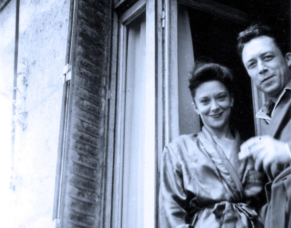 literlandweb1's tweet photo. “Si aquellos a quienes comenzamos a amar pudieran saber cómo éramos antes de conocerlos… podrían percibir lo que han hecho de nosotros”. 
Albert #Camus
📷Camus y María Casares https://t.co/fb2kfYTI1u