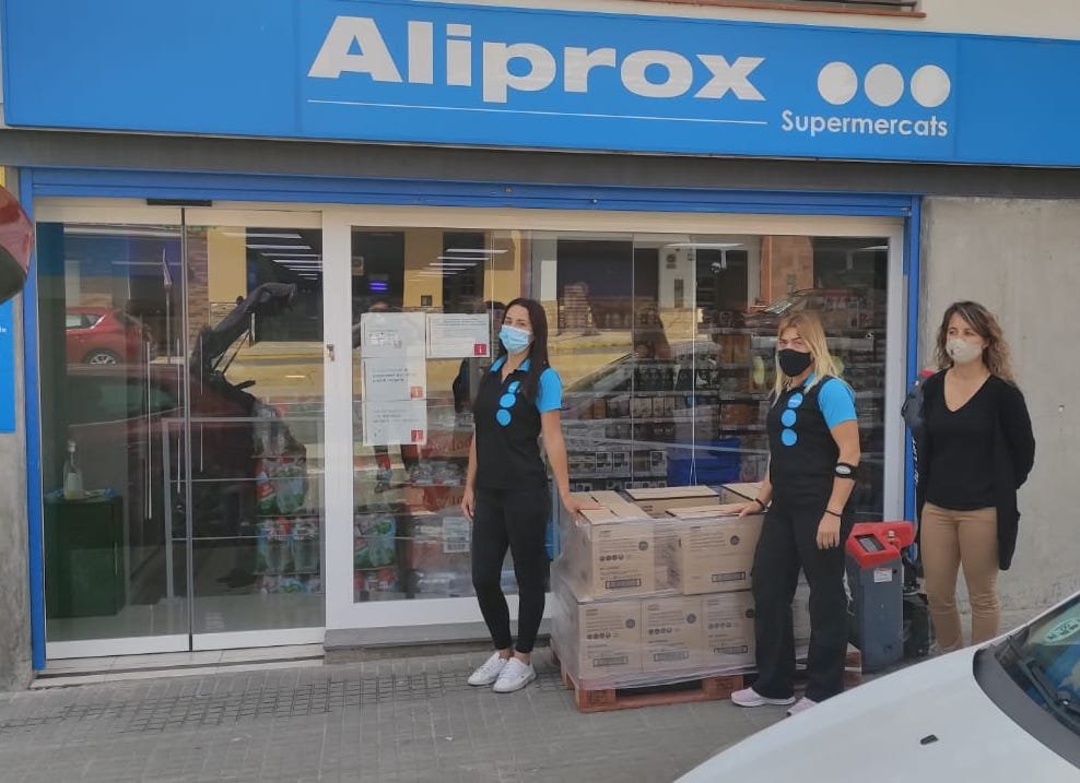 ejozg's tweet photo. El Supermercat @caprabo #Aliprox de #LaBisbalDelPenedès ha fet una donació de galetes al #RebostSolidariBisbal perquè l'Ajuntament de la @BisbalPenedes el reparteixi entre les famílies beneficiàries de Serveis Socials. Gràcies a tots/es! #empresescompromeses https://t.co/b7iFnUGnyt