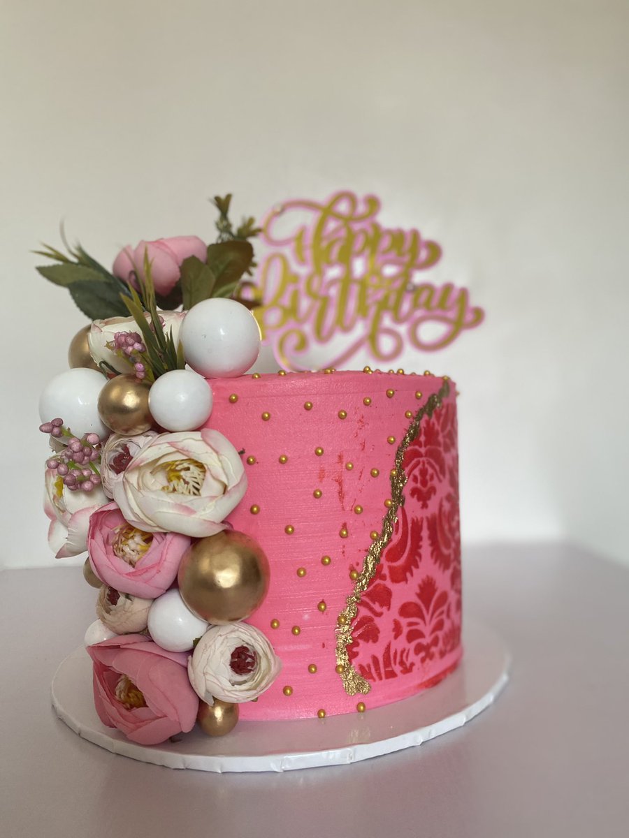 bakesbyavies's tweet image. BACK! 
Stenciling X flowers X balls 
Layers of vanilla,strawberry and REDVELVET filled with yummy fillings 😋

Always available to take your orders 
Please retweet if you see this 🙏🏽🙏🏽

#AbujaTwitterCommumity