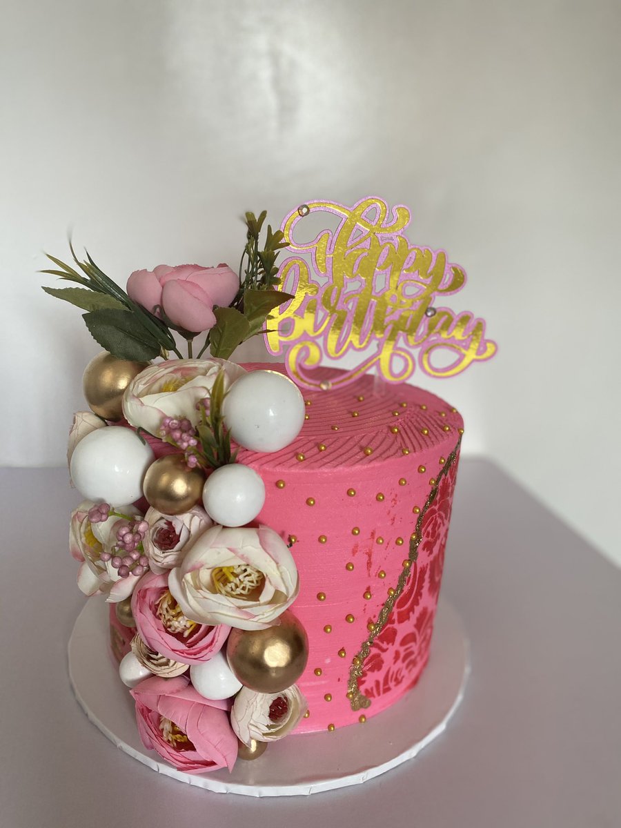 bakesbyavies's tweet image. BACK! 
Stenciling X flowers X balls 
Layers of vanilla,strawberry and REDVELVET filled with yummy fillings 😋

Always available to take your orders 
Please retweet if you see this 🙏🏽🙏🏽

#AbujaTwitterCommumity