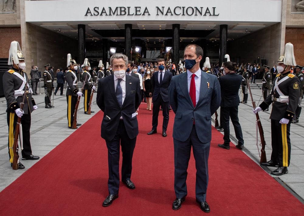 vox_es's tweet photo. 📸 VOX participó ayer en Quito en la toma de posesión del presidente de Ecuador, @LassoGuillermo.

@hermanntertsch y @vicpiedra encabezaron la delegación, que se ha reunido con muchos aliados dispuestos a frenar el avance del comunismo en los países de la Iberosfera.

🇪🇸🤝🇪🇨 https://t.co/ytQDcQhn4j