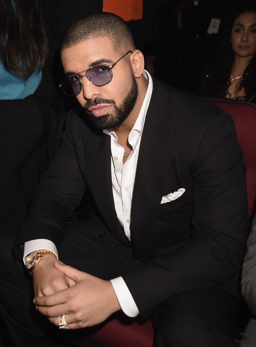 Kulturlesite_'s tweet photo. Pour célébrer son titre de meilleur artiste de la décennie, Drake a décidé de louer le stade entier de Los Angeles. 🏟

Le rappeur s’est réuni autour d’une table, accompagné de ses proches. https://t.co/qCoXC58DJL