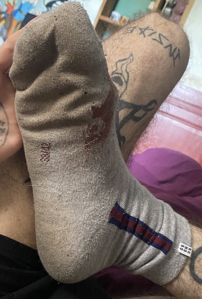 seklafk's tweet photo. Ouais, c’est les mêmes chaussettes qu’il y a 3j, et je pense encore les garder un peu aux pieds 
.
.
#findom #cashmaster @rt4dom @rtforfindoms @Rtfinddom @RTtruealpha @CashMasterRebe1 https://t.co/O4TNDNWs8d