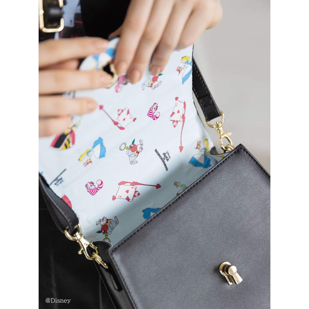 𝘏𝘖𝘕𝘌𝘠 𝘚𝘈𝘓𝘖𝘕 𝘰𝘧𝘧𝘪𝘤𝘪𝘢𝘭 アリス トップリボンバッグ ハニーサロンから Disney Alice In Wonderland コレクションが登場 トップのリボンと鍵穴の形の金具がポイントの不思議の国のアリスの世界観を詰め込んだ合皮のバッグ 裏地は