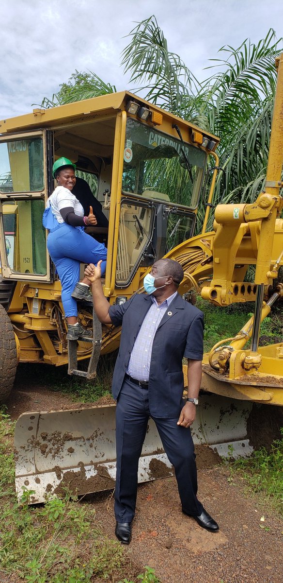 UNSierraLeone's tweet image. Thumbs up from UN Resident Coordinator Babatunde Ahonsi for 22-year-old Lucinda Sam, the only female Grader Operator applicant at an @IOMSierraLeone -led initiative in Sumbuya, southern Sierra Leone.