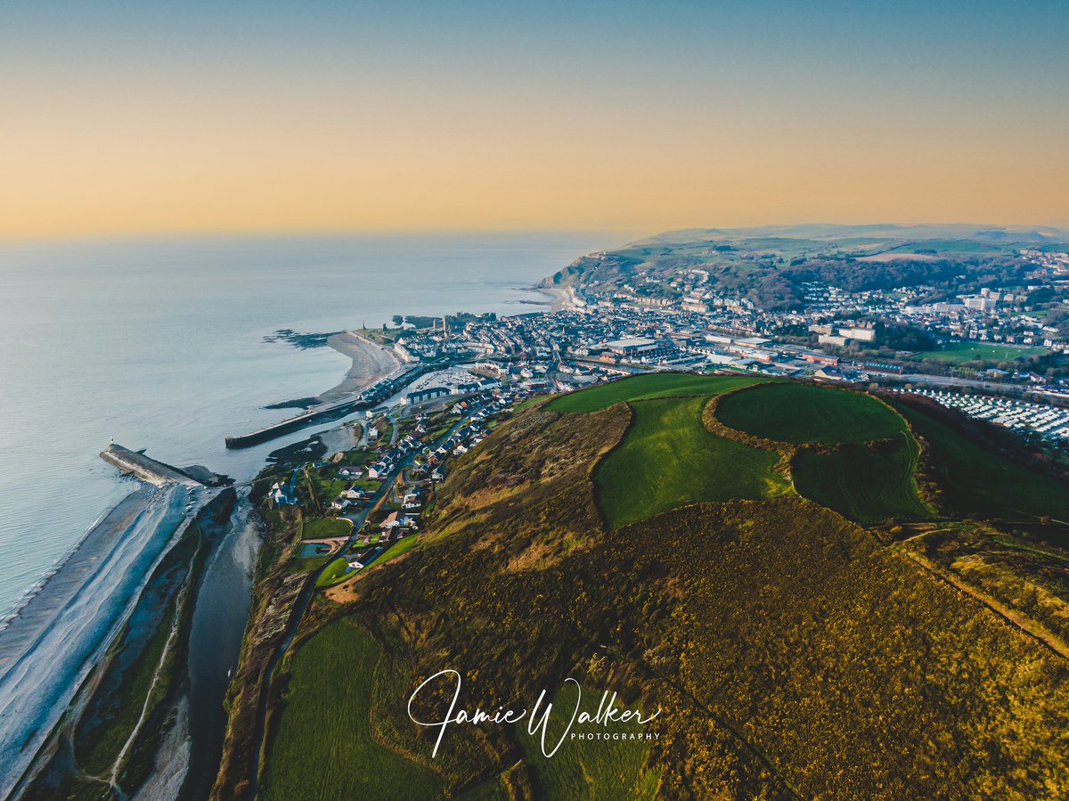 Clear skies over Aberystwyth 🏴󠁧󠁢󠁷󠁬󠁳󠁿

#aberystwyth #ceredigion #wales #cymru #aerialphotography #yourwales #yourbritain #exploringwales #imageofwales #WeLoveAberystwyth #visitwales #findyourepic #capturewales