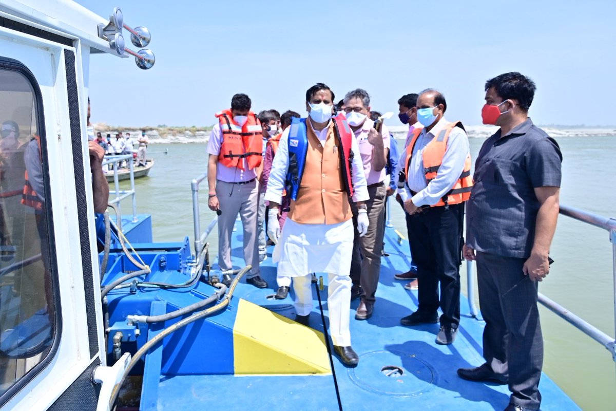 हरदोई के बिलग्राम-राजघाट गंगा नदी में ड्रेजिंग,चेनेलाइजेशन के द्वारा धारा को परिवर्तित कर तट पर स्थिति गाँवो को बाढ़ से बचाने के लिए किए जा रहे कार्य का निरीक्षण किया।