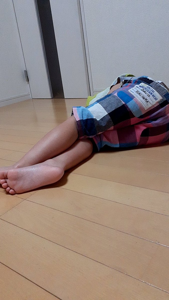 すごいとこで昼寝一時間した次男 床で爆睡できるとこが旦那そっくりwpic Twitter Com Jjg3leyroo 9dihk4l6wmyncjy